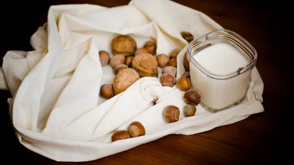 Hausgemachter Griechischer Joghurt Mit Walnüssen Und Haselnüssen Und Pfirsich — Stockfoto
