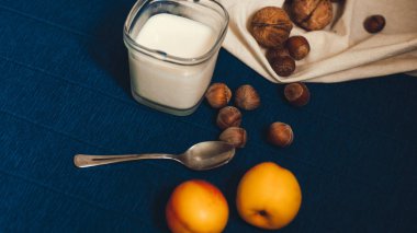 ceviz ve fındık fındık ve şeftali ile ev yapımı yunan yoğurt