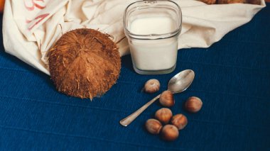 ceviz ve fındık fındık ve şeftali ile ev yapımı yunan yoğurt