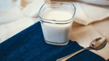 ceviz ve fındık fındık ve şeftali ile ev yapımı yunan yoğurt