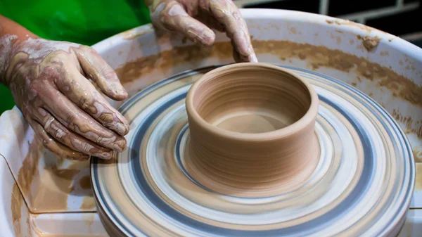 Pot Argile Brute Dans Les Mains Potier Atelier Dans Atelier — Photo