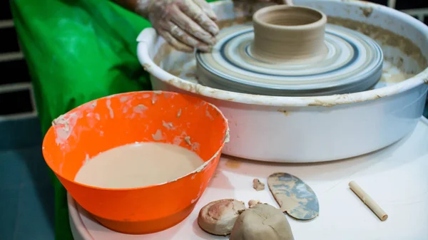 Pot Argile Brute Dans Les Mains Potier Atelier Dans Atelier — Photo