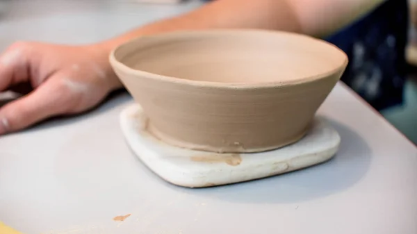 Een Rauwe Klei Pot Handen Van Een Pottenbakker Workshop Pottery — Stockfoto