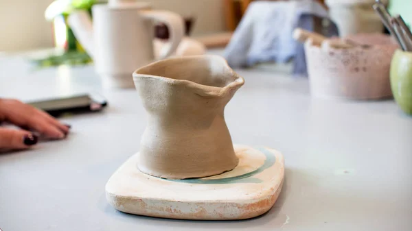 陶器手中的生粘土罐 陶艺车间的车间 陶工轮子上的粘土锅 — 图库照片
