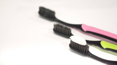 Diş fırçası Beyaz Arka Plan izole. Diş Fırçaları Masaya Serpilir. Temiz Dişler için Zarif Berrak Sağlık Banyo Aksesuarı Koleksiyonu