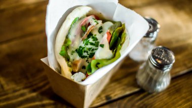 Humus Yunan Salatası Zeytin ve kahve ile Pide Ile Minyatür Arap shwarma