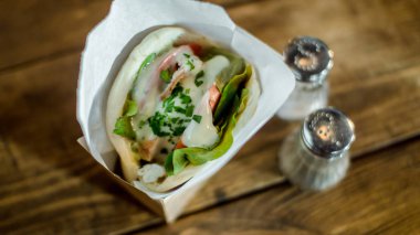 Humus Yunan Salatası Zeytin ve kahve ile Pide Ile Minyatür Arap shwarma