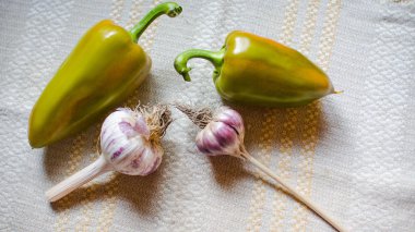 Beyaz arka planda sarı dolma biber ve sarımsak.