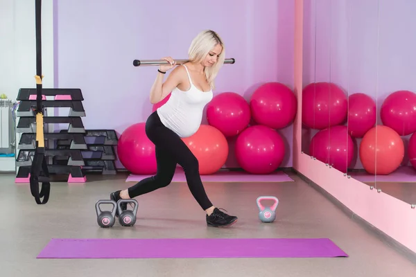Belleza mujer embarazada deportiva haciendo ejercicio en el gimnasio con bolas en el fondo — Foto de Stock