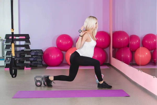 Belleza mujer embarazada deportiva haciendo ejercicio en el gimnasio con bolas en el fondo —  Fotos de Stock