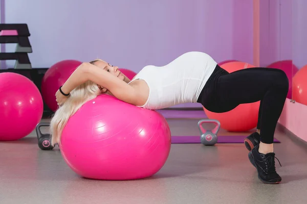 Attraktive Schwangere beim Yoga im Fitnessstudio mit Kurzhanteln, gesunder Lebensstil — Stockfoto