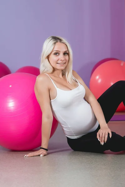 Atractivas embarazadas haciendo yoga en el gimnasio con mancuernas, estilo de vida saludable — Foto de Stock