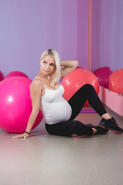 Atractivas embarazadas haciendo yoga en el gimnasio con mancuernas, estilo de vida saludable —  Fotos de Stock