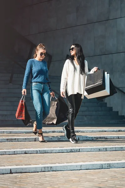 Hermosas chicas con bolsas de papel fuera del centro comercial — Foto de Stock