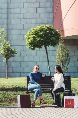 Kağıt torbalar alışveriş merkezi dışında güzel kızlarla