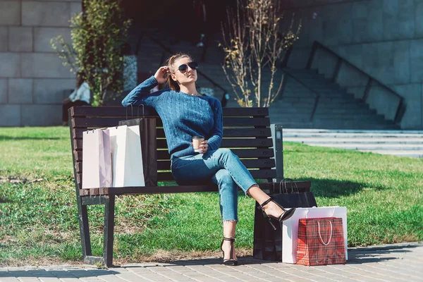 Όμορφο κορίτσι με χάρτινες σακούλες έξω από το εμπορικό κέντρο — Φωτογραφία Αρχείου