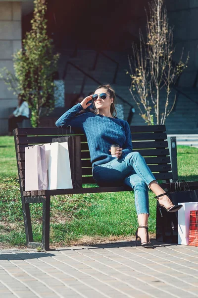 Hermosa chica con bolsas de papel fuera del centro comercial — Foto de Stock