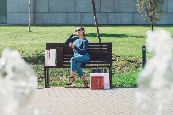 Hermosa chica con bolsas de papel fuera del centro comercial — Foto de Stock
