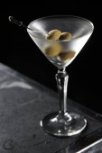Suché Martini koktejl na baru stůl. černé pozadí.