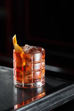 Boulevardie bir bar kokteyl resepsiyon. siyah arka plan