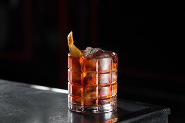 Boulevardie bir bar kokteyl resepsiyon. siyah arka plan