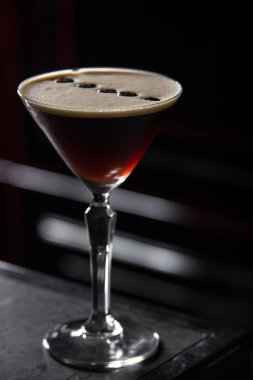 Espresso Martini bir bar kokteyl resepsiyon. siyah arka plan.