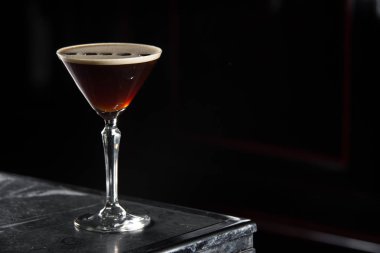 Espresso Martini bir bar kokteyl resepsiyon. siyah arka plan.