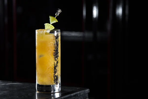El sol Cocktail auf einem Bartisch. schwarzer Hintergrund — Stockfoto