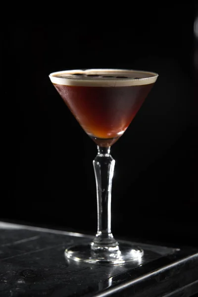 Espresso Martini κοκτέιλ στο μπαρ γραφείο. μαύρο φόντο. — Φωτογραφία Αρχείου