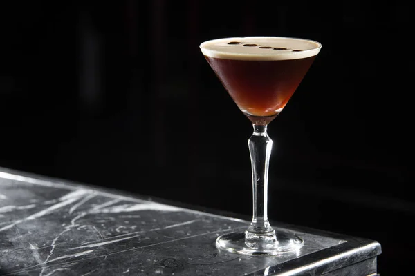 Cóctel Espresso Martini en un mostrador de bar. fondo negro . — Foto de Stock