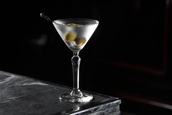 Dry Martini κοκτέιλ στο μπαρ γραφείο. μαύρο φόντο — Φωτογραφία Αρχείου