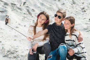 üç arkadaş bir doog grubu samoyed makind selphie bir plajda doğurmak