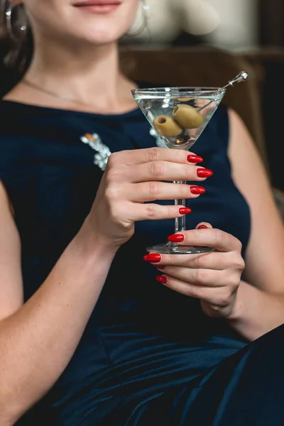 Dry Martini cocktail in womans hands with red manicure. Luxery hotel lobby bar. — Stock Photo, Image