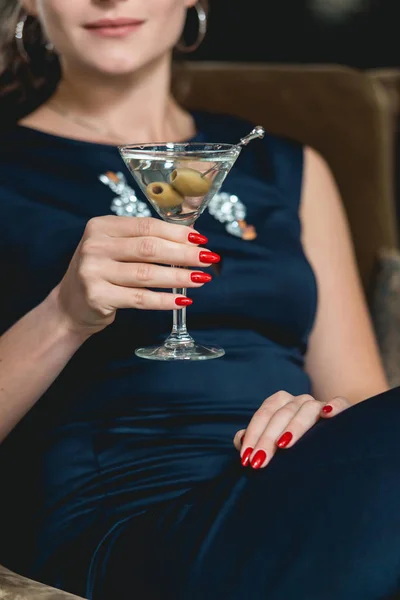 Cocktail Martini seco em mãos de mulher com manicura vermelha. Luxery hotel lobby bar . — Fotografia de Stock