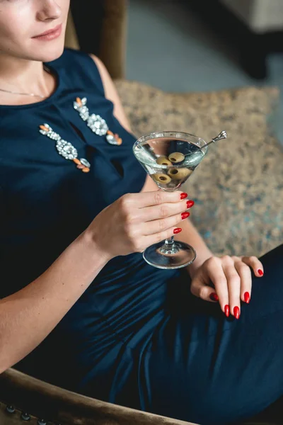 Dry Martini cocktail in womans hands with red manicure. Luxery hotel lobby bar. — Stock Photo, Image