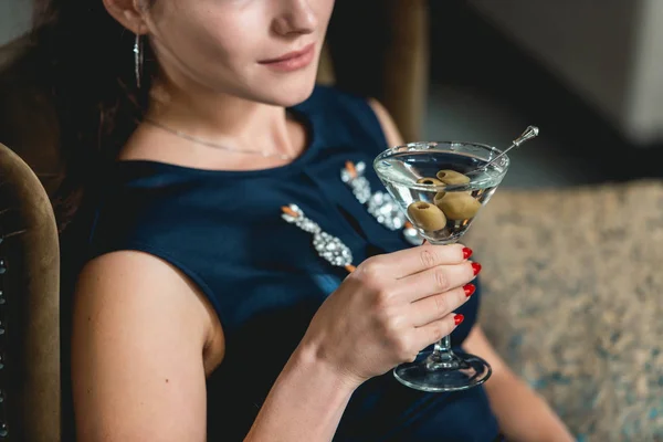 Сухий коктейль Мартіні у жіночих руках з червоним манікюром. Розкішний готель лобі бар . — стокове фото