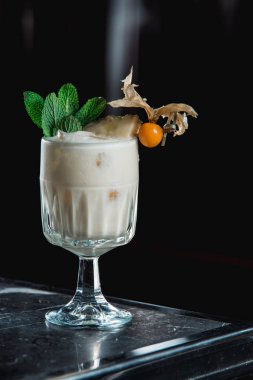 Pina Colada kokteyli. örnek tropikal karışık içki ROM, ananas ve hindistancevizi ile drenaj