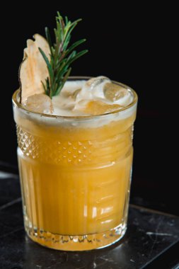 Soğuk viski kokteyli kokteyl ile buz ve elma cips, kekik üst parçası