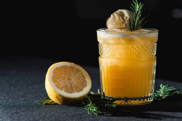 Whisky freddo Cocktail acido con ghiaccio e gocce di mela, pezzo di timo sulla parte superiore — Foto Stock