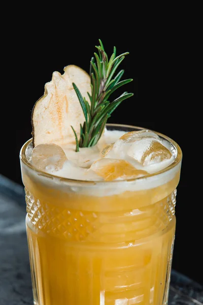 Cold Whiskey Sour Cocktail with ice and apple chips, piece of thyme on top — Stock Photo, Image