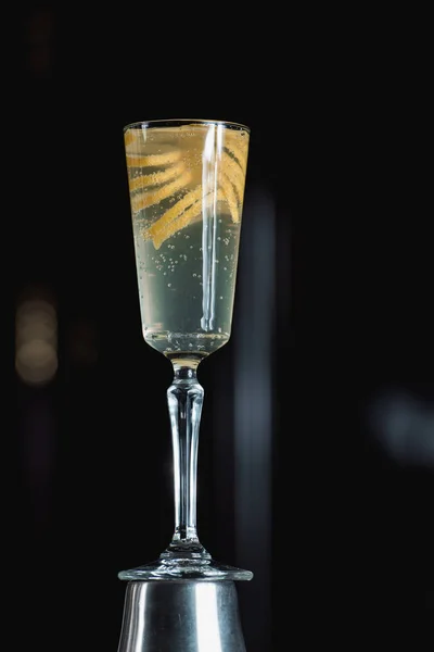 Γαλλική 75 αλκοολούχα κοκτέιλ γαρνίρουμε με μια μεγάλη κορδέλα από φλούδα λεμονιού — Φωτογραφία Αρχείου