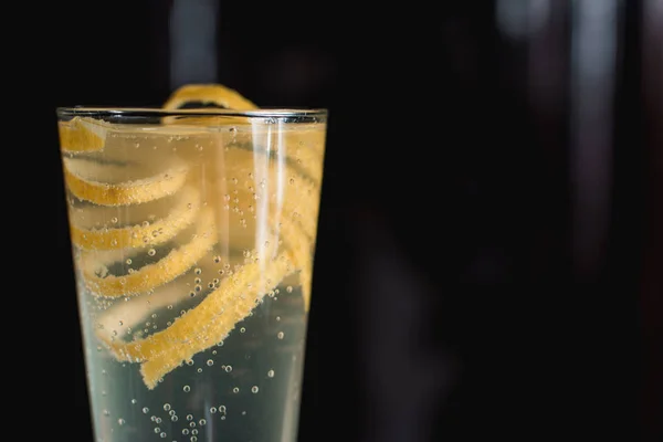 Francuski 75 alkoholowe Cocktail udekorować długie wstążki, skórka z cytryny — Zdjęcie stockowe