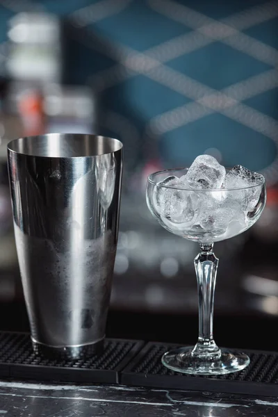 Bar aksesuarları shaker ve buz kokteyl cam dolu bir çubuğunda arka plan — Stok fotoğraf