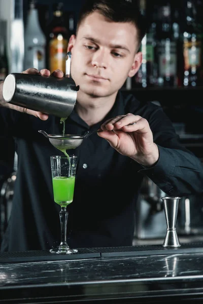 Camarero haciendo Green Alcoholic Cocktail verter líquido en el vidrio . — Foto de Stock