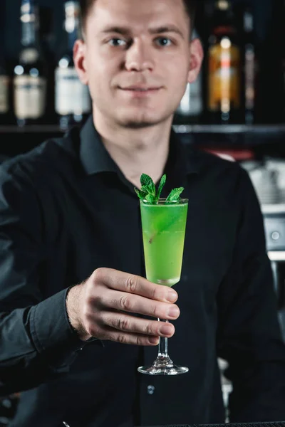 酒保提供绿色清爽酒精鸡尾酒。在顶部的薄荷 — 图库照片