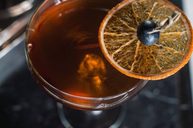 Boulevardier kokteyl üst turuncu fişle. Bir çubuğu Resepsiyon