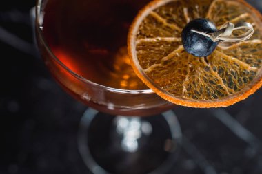 Boulevardier kokteyl üst turuncu fişle. Bir çubuğu Resepsiyon