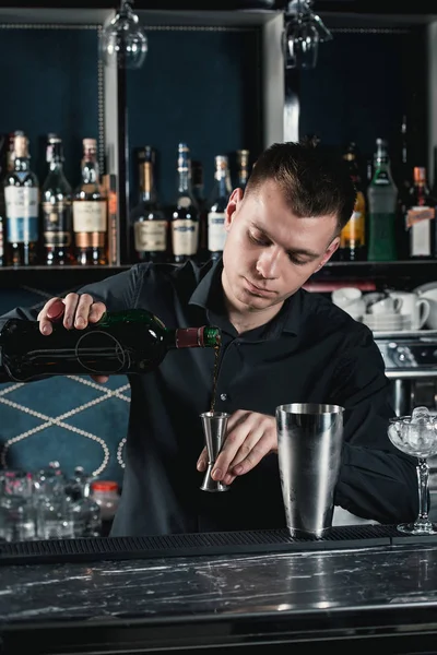 Barmen Boulevardier cam içine sıvı dökme kokteyl yapmak. Bir arka plan üzerinde Bar — Stok fotoğraf