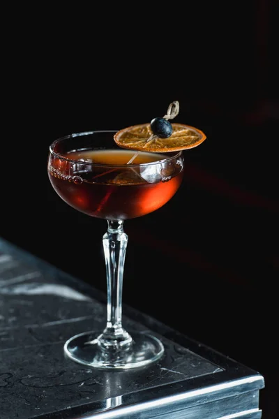 O Boulevardier Cocktail com batatas fritas laranja no topo. Em uma mesa de bar — Fotografia de Stock