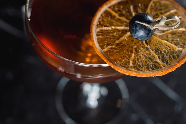 Boulevardier kokteyl üst turuncu fişle. Bir çubuğu Resepsiyon